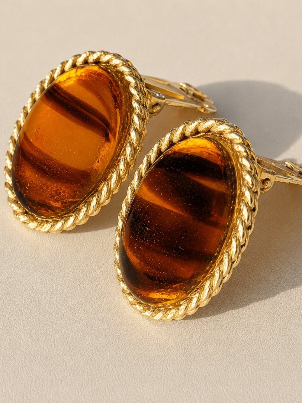 Vintage 80s Amber Glass Cabochon Clip On Earrings Gold Tone Rope - Picture 4 of 4